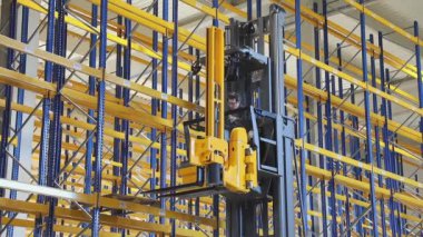 Yeni Dağıtım Deposunda Forklift Yükseklik Yığını