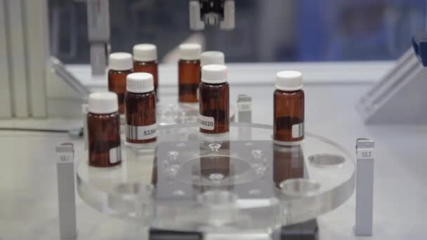 Şişe Laç Üretiminde Tıbbi Malzemeler Paketleniyor — Stok video