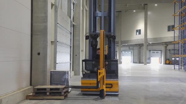 Haarukkatrukki Pinoaja New Distribution Warehouse Buildingissa — kuvapankkivideo