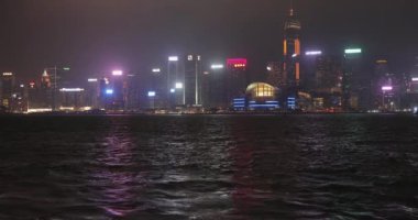 Hong Kong, Çin - 24 Nisan 2017: Expo Centre Building and Skyscrapers Lights at Night, Hong Kong, Çin.