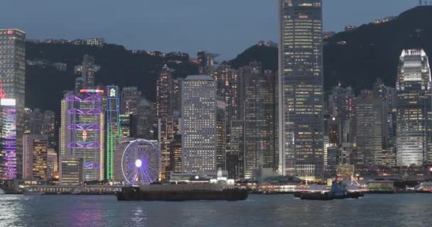 Гонконг Китай Апреля 2017 Года Буксир Тянет Грузовые Баржи Перед — стоковое видео