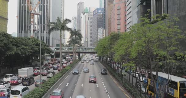 Hong Kong China Abril 2017 Puente Peatonal Sobre Calle Tráfico — Vídeos de Stock