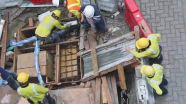 Hong Kong, Çin - 26 Nisan 2017: Hong Kong, Çin 'deki Road Works İnşaat Alanında İşçi İnşaatçıları.