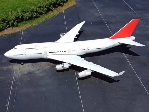 Big White Airplane Jumbo Jet Model Runaway — Stock Photo, Image