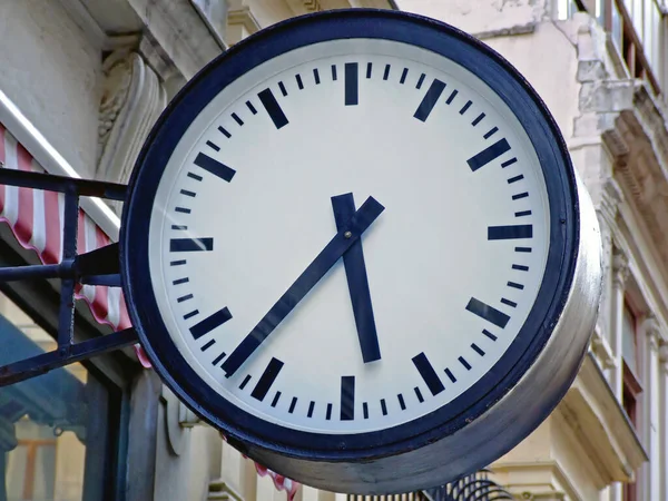 Big Simple Public Clock Time — Stock Photo, Image