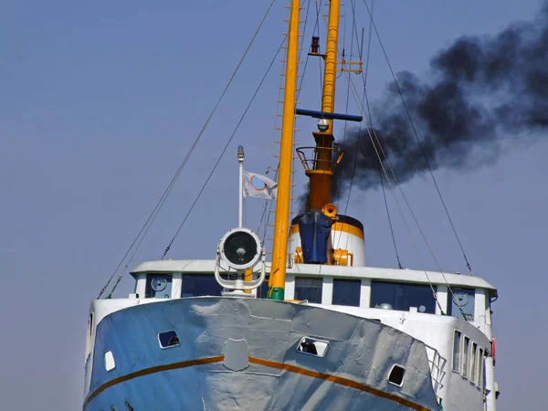 Velho Navio Poluição Fumaça Grande Problema — Fotografia de Stock