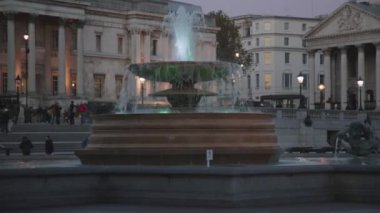 Londra, Birleşik Krallık - 19 Kasım 2013: Londra 'daki Trafalgar Meydanı Gecesinde Su Fıskiyesi Değişen Renkler.