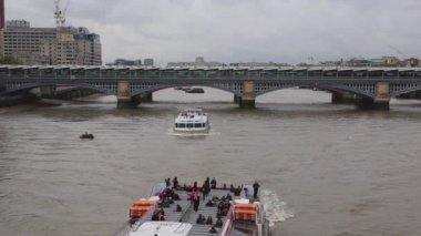 Londra, Birleşik Krallık - 24 Kasım 2013: Londra Thames Nehri 'ndeki City Cruise Gemileri, İngiltere.