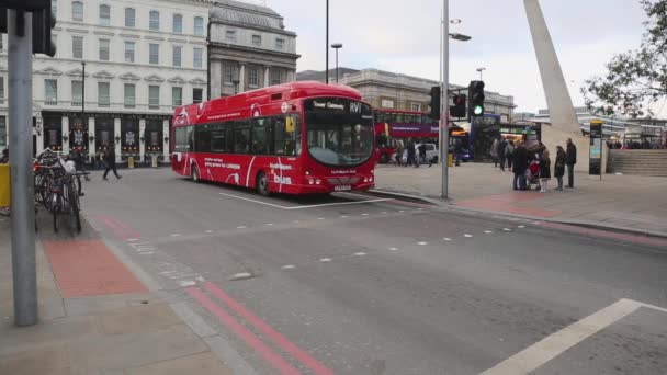Londres Reino Unido Noviembre 2013 Autobús Transporte Público Híbrido Impulsado — Vídeo de stock