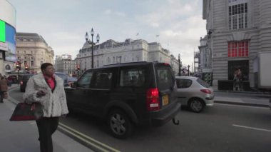 Londra, Birleşik Krallık - 27 Ocak 2013: Regent Caddesi 'nde Kış Günü Trafiği ve Londra, İngiltere' de Piccadilly Sirki.