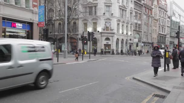 London Січня 2013 City Life Traffic High Holborn Intersection Winter — стокове відео