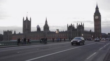 Londra, Birleşik Krallık - 26 Ocak 2013: Londra, İngiltere 'de Westminster Köprüsü Kış Günü' nde Turistler ve Trafik.