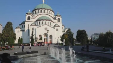 Belgrad, Sırbistan - 10 Ekim 2019: Belgrad, Sırbistan 'daki Saint Sava Beyaz Mermer Kilisesi ve Su Çeşmesi.