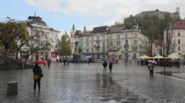 Ljubljana, Slovenya - Kasım 04, 2019: Slovenya 'nın Ljubljana kentindeki Presern Meydanı' nda Soğuk Sonbahar Yağmurlu Günü Kötü Hava.