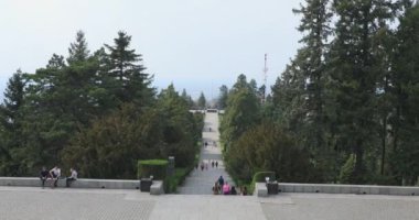 Belgrad, Sırbistan - 13 Nisan 2020: Avala Dağı Piknik Parkı Yolu Belgrad, Sırbistan.