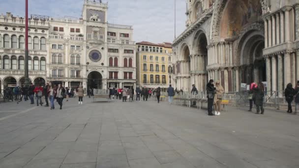 ヴェネツィア イタリア 2017年1月9日 ヴェネツィア イタリアのサン マークス広場の冬の日に少数の人々 — ストック動画