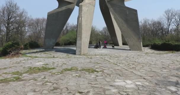 Sopot Serbia Aprile 2020 Monumento Partigiani Partigiani Della Seconda Guerra — Video Stock