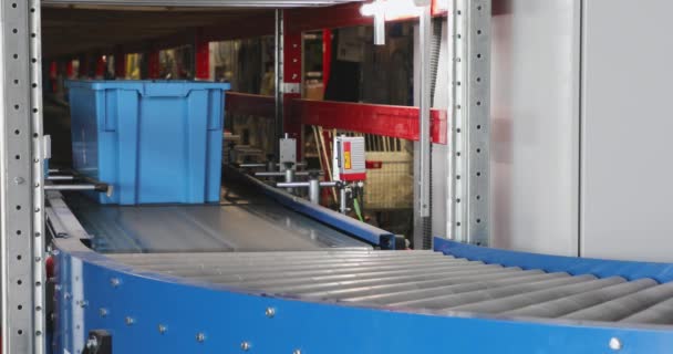 Blue Plastic Box Vid Conveyor Belt Distribution Warehouse — Stockvideo