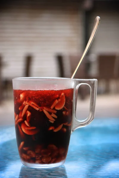 Jallab, ferahlatıcı yaz içki Ramadan.It sırasında popüler üzüm, Keçiboynuzu Pekmezi, tarihler ve gül suyu ile yapılmış. Ezilmiş buz, fındık ve kuru üzüm ile suda seyreltilmiş.