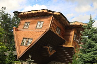 Polonya evde aşağı yukarı yönlü.