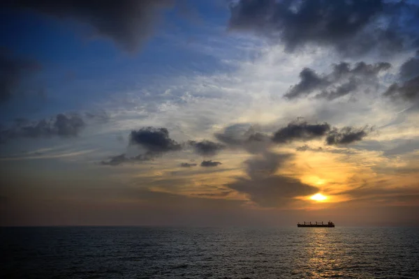 Navio Durante Pôr Sol Mar Mediterrâneo — Fotografia de Stock