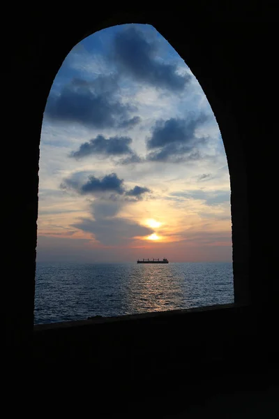 Navio Mar Mediterrâneo Visto Através Arco Durante Pôr Sol Batroun — Fotografia de Stock