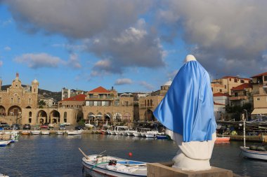 Bağlantı noktası Batroun, Lübnan'ın koruma mavi bir bez ile virgin beyaz heykeli. 