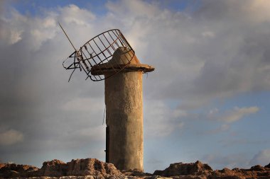 Batroun, Lübnan'ın kıyı kenti harap bir deniz feneri.
