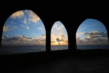 Batroun, Lübnan için kemerler üzerinden Akdeniz deniz görünümü.