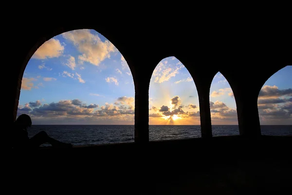 Silhueta Uma Menina Contemplando Uma Vista Mar Mediterrâneo Através Arcos — Fotografia de Stock