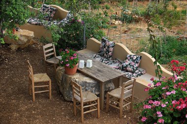 Yaz aylarında bahçe rustik seatings.