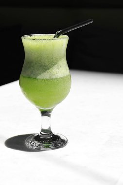 Bir bardak dondurulmuş limonata taze nane ile karışık.