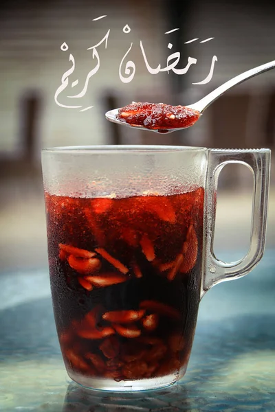 Una Cuchara Encima Vaso Alto Jallab Jallab Una Refrescante Bebida —  Fotos de Stock