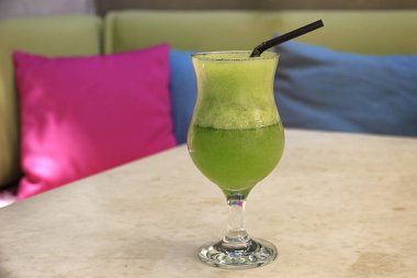 Bir bardak dondurulmuş limonata taze nane ile renkli bir arka plan üzerinde karışık..