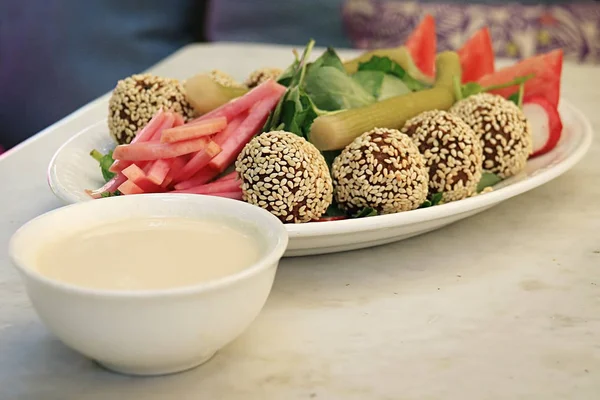 Falafel Kulki Pokryte Sezamu Półmisku Wraz Tradycyjnych Warzyw Towarzyszące Sos — Zdjęcie stockowe