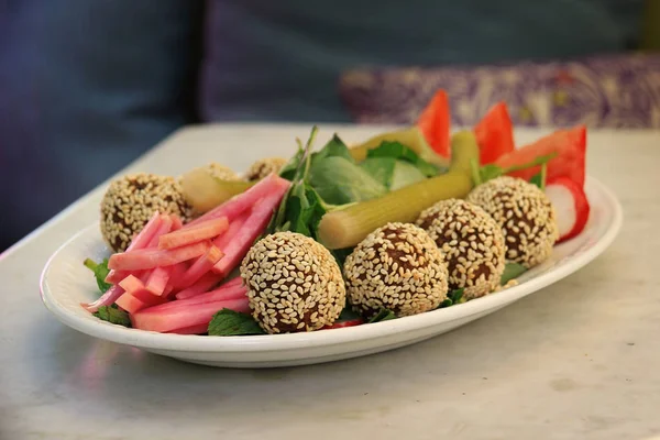 Szezám Egy Hagyományos Kísérő Zöldségekkel Együtt Tálra Borított Falafel Golyók — Stock Fotó