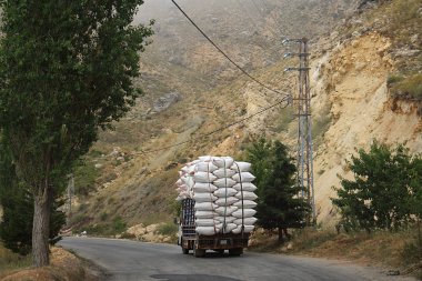 Lübnan'daki kırsal bir yolda sürüş beyaz çanta ile dolu bir kamyonet.