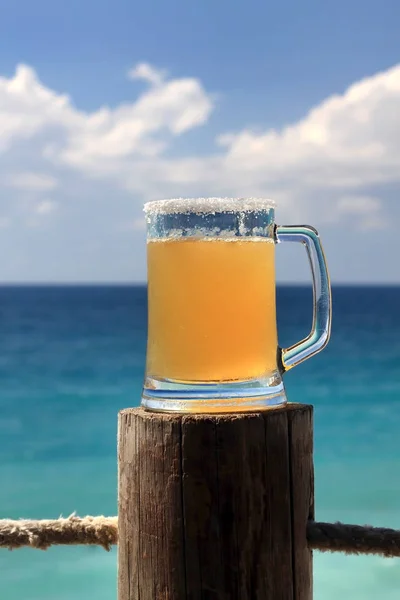 Una Tazza Birra Messicana Contro Blu Del Mediterraneo Batroun Libano — Foto Stock