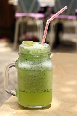 Bir cam kavanoza donmuş limonata taze nane ile renkli bir arka plan üzerinde karışık..