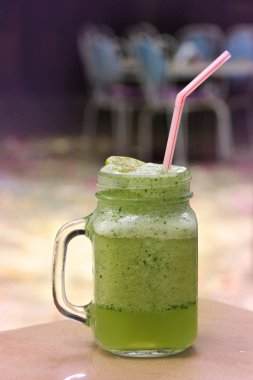 Bir cam kavanoza donmuş limonata taze nane ile renkli bir arka plan üzerinde karışık..