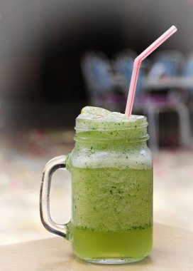 Bir cam kavanoza donmuş limonata taze nane ile renkli bir arka plan üzerinde karışık..