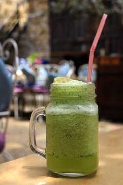 Bir cam kavanoza donmuş limonata taze nane ile renkli bir arka plan üzerinde karışık..