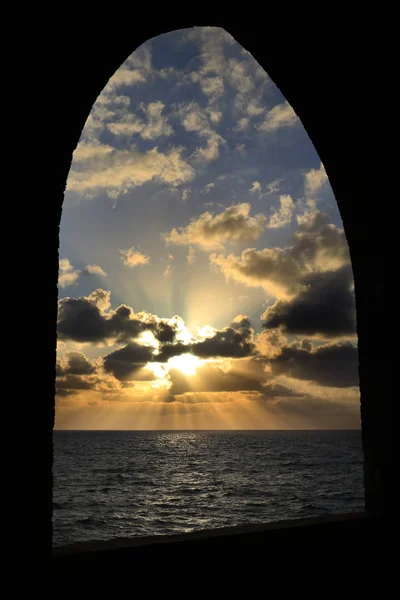 Vista Pôr Sol Sobre Mar Mediterrâneo Através Arco Batroun Líbano — Fotografia de Stock