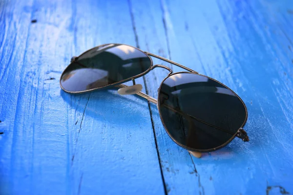 Ett Par Solglasögon Blå Träbord — Stockfoto