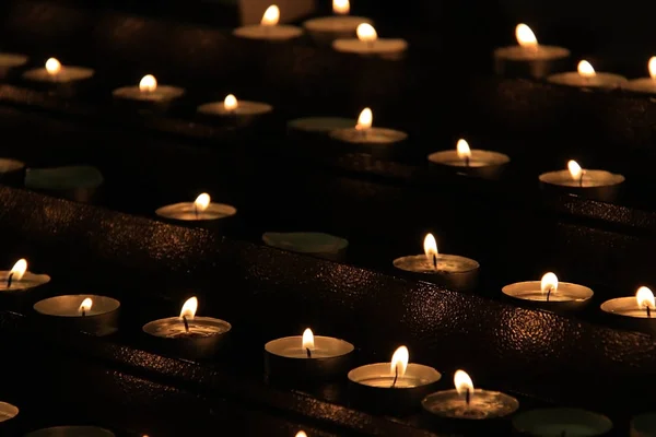 Muchas Velas Encendidas Dentro Una Iglesia Católica — Foto de Stock