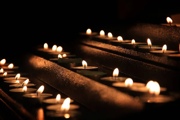 Многие Свечи Зажжены Католической Церкви — стоковое фото