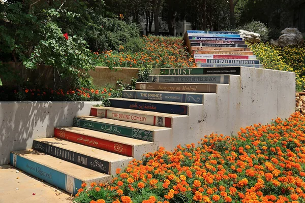 Balamand El Koura, Lübnan - 10 Ağustos 2018: Merdiven Balamand Üniversitesi, Kütüphane ekibi tarafından yapılan bilgi. 
