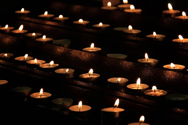 Svíčky Zapálil Uvnitř Katolické Církve — Stock fotografie