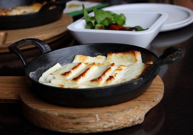 Kızarmış Hellim peyniri hala sıcak tava.