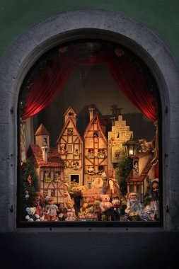 Bir görünümü penceresinden vintage Noel süslemeleri.